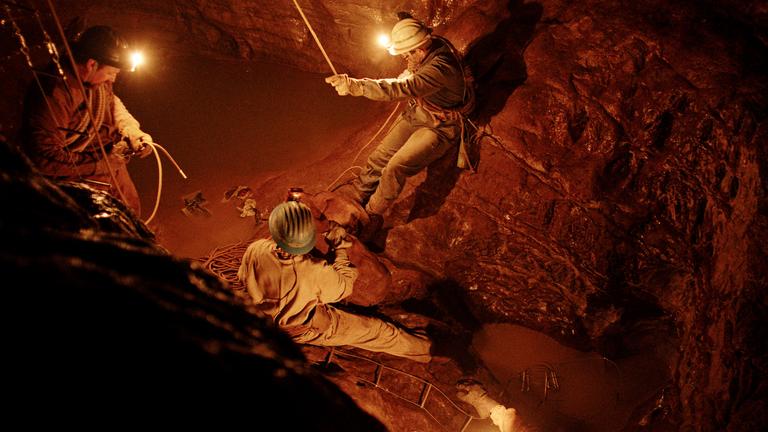 "Il Buco": Drei Höhlenforscher seilen sich in eine tiefe Höhle ab.
