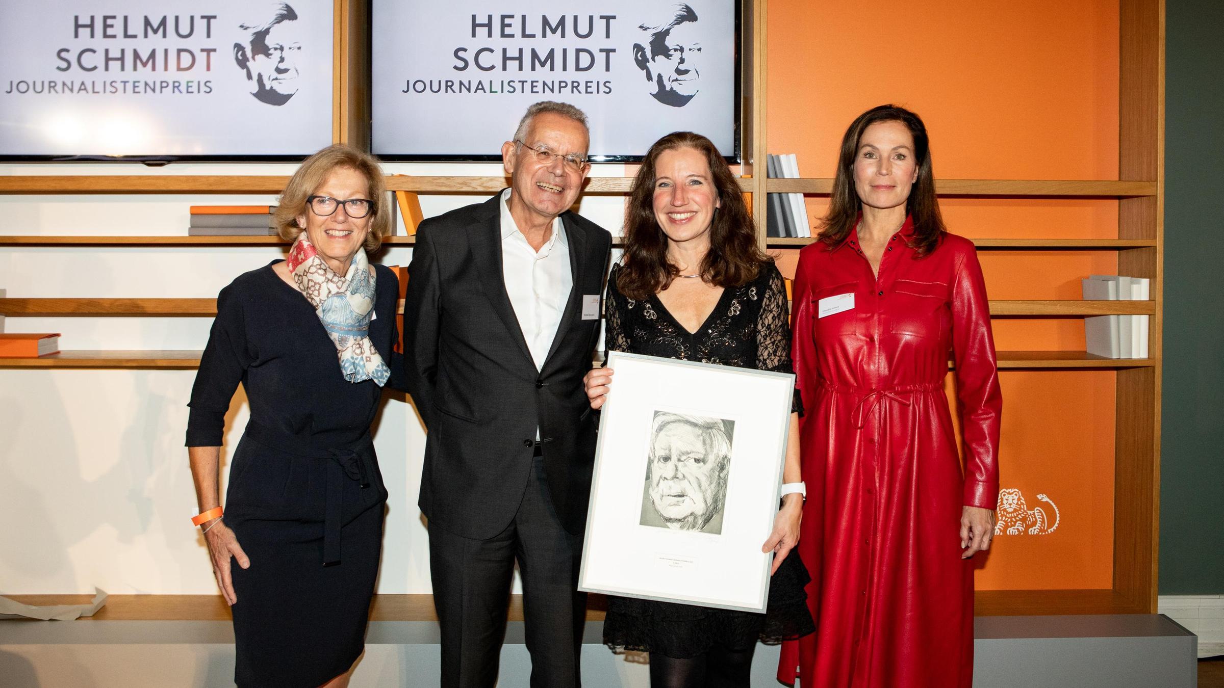Verleihung Helmut Schmidt Journalistenpreis 2021 am 18. November 2021 in Frankfurt: Laudator Michael Opoczynski (2. v.l.), Preisträgerin Maja Helmer (3.v.l) und die Jury-Mitglieder Claudia Pörings (l.) und Claudia Schick (r.)