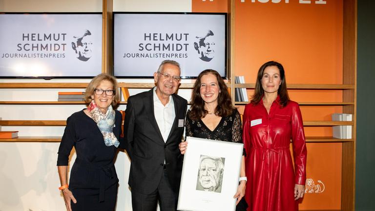 Verleihung Helmut Schmidt Journalistenpreis 2021 am 18. November 2021 in Frankfurt: Laudator Michael Opoczynski (2. v.l.), Preisträgerin Maja Helmer (3.v.l) und die Jury-Mitglieder Claudia Pörings (l.) und Claudia Schick (r.)