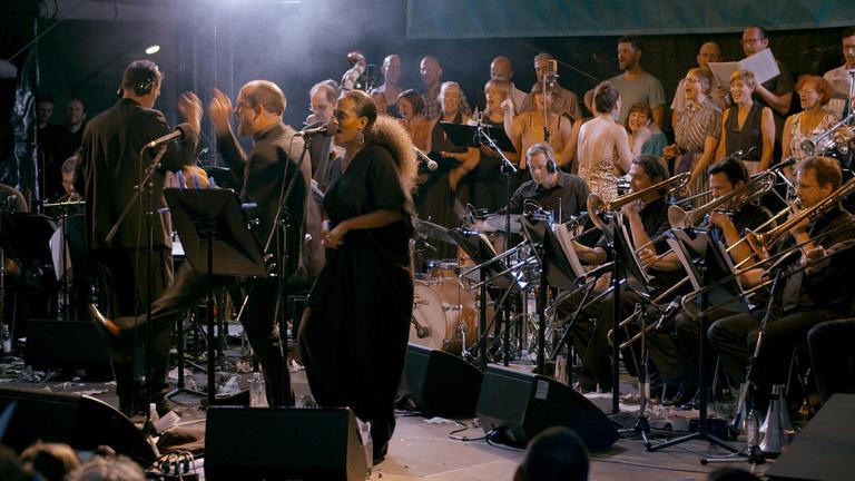 "A Symphony of Noise": Die Brexit Big Band