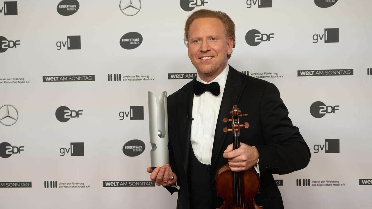 Daniel Hope mit dem "Opus Klassik" am 10. Oktober 2021 in Berlin.