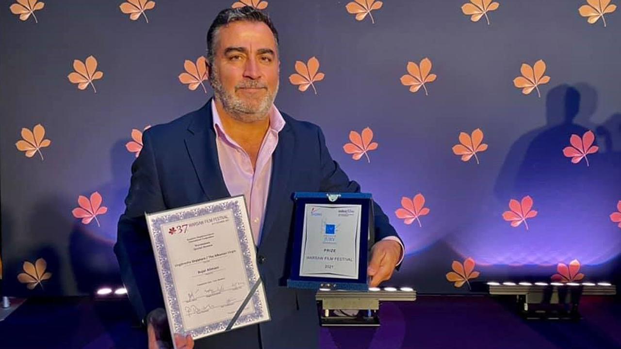 37. Internationales Filmfestival Warschau: Regisseur Bujar Alimani präsentiert die Preisurkunden für seinen zweifach ausgezeichneten Film "Die albanische Jungfrau" (ZDF/ARTE-Koproduktion 