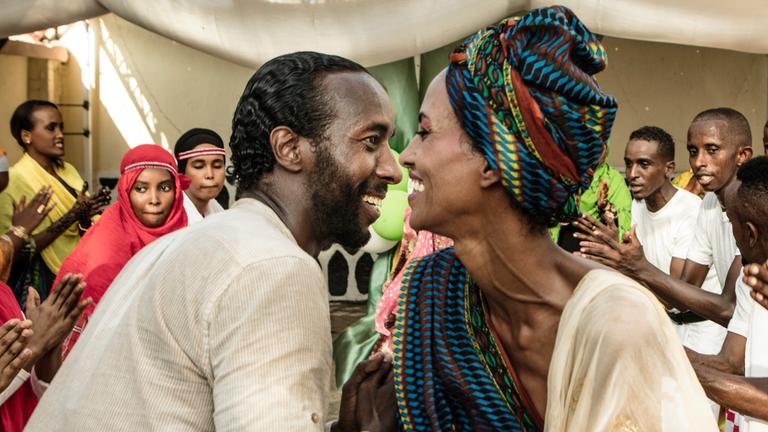 "The Gravediggers Wife": Omar Abdi als Totengräber Guled und Kadar Abdul-Aziz Ibrahim als seine Frau Mahad.