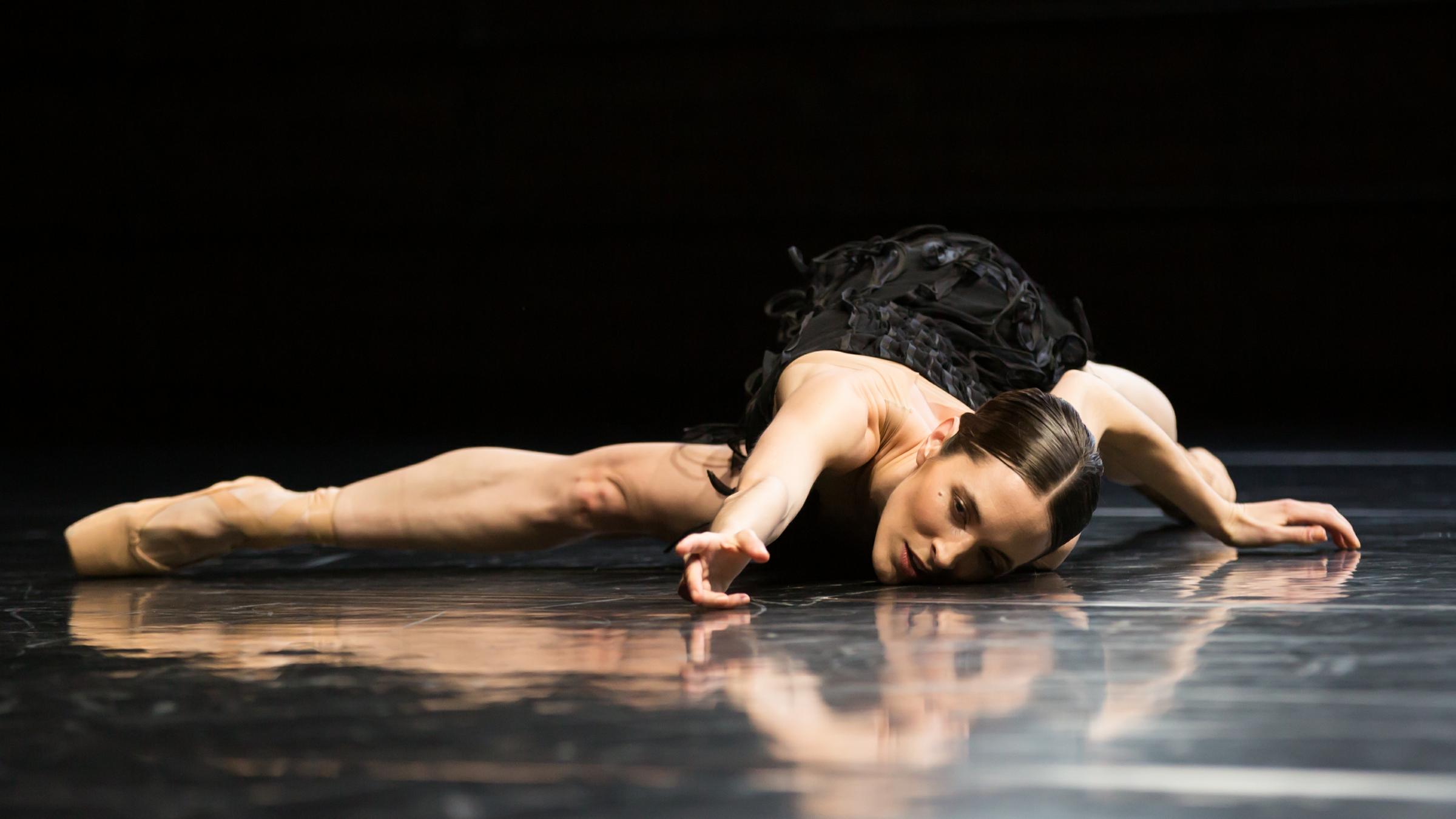 "The Dying Swans Project": Nora Brown tanzt für das „The Dying Swans Project“; Choreografie von Bridget Breiner.