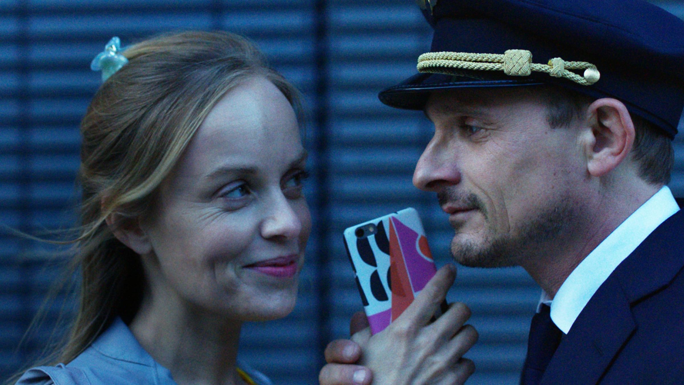 "Sweet Disaster": Frida (Friederike Kempter) und Felix (Florian Lukas) lächeln sich gegenseitig an und lauschen via Smartphone den Herztönen ihres Babys. 