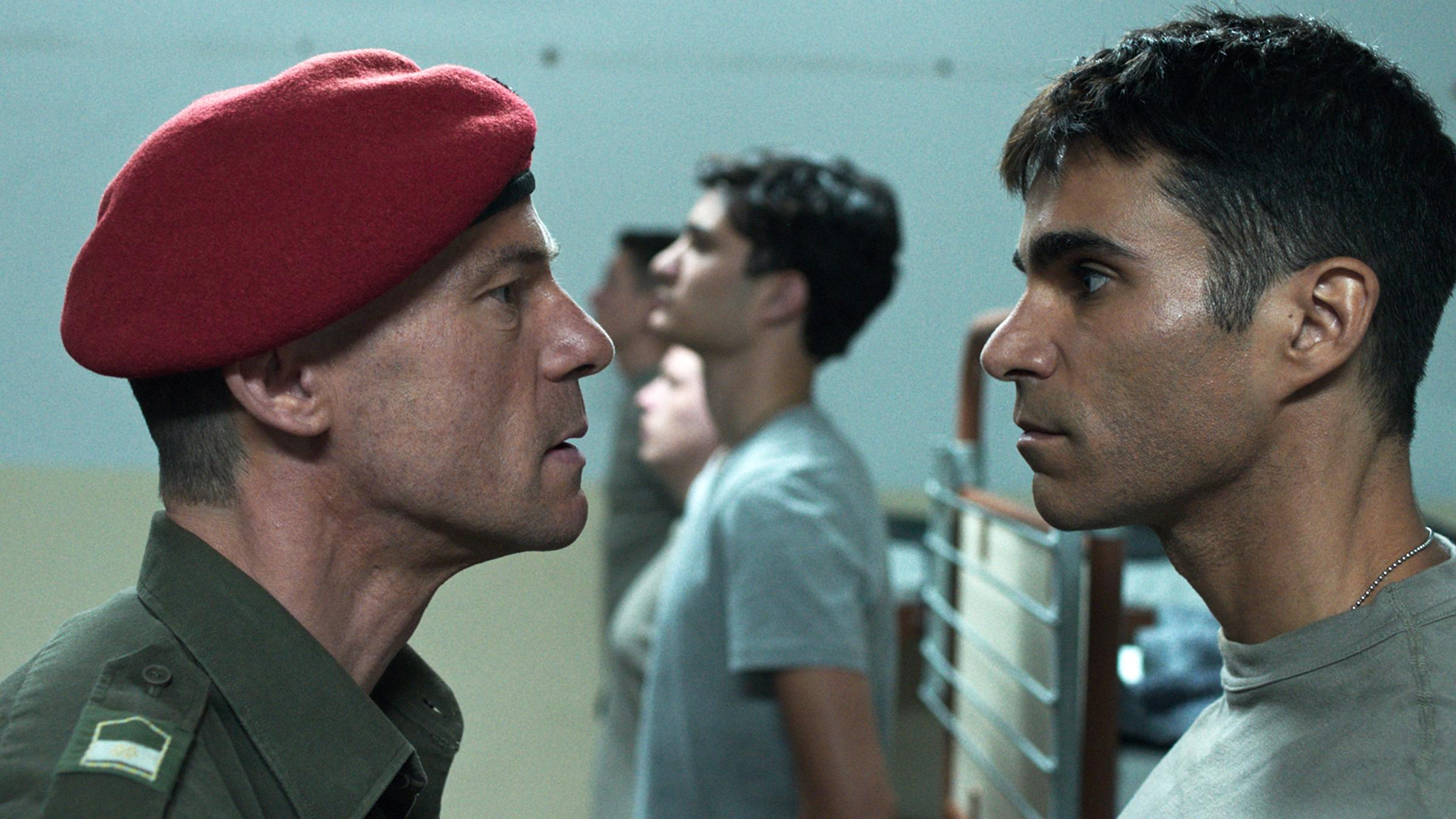 "Eismayer": Vizeleutnant Charles Eismayer  (Gerhard Liebmann) und Rekrut Mario Falak (Luka Dimic) stehen sich beim Stubenappell gegenüber und blicken sich gegenseitig in die Augen. Im Hintergrund zwei weitere Rekruten.