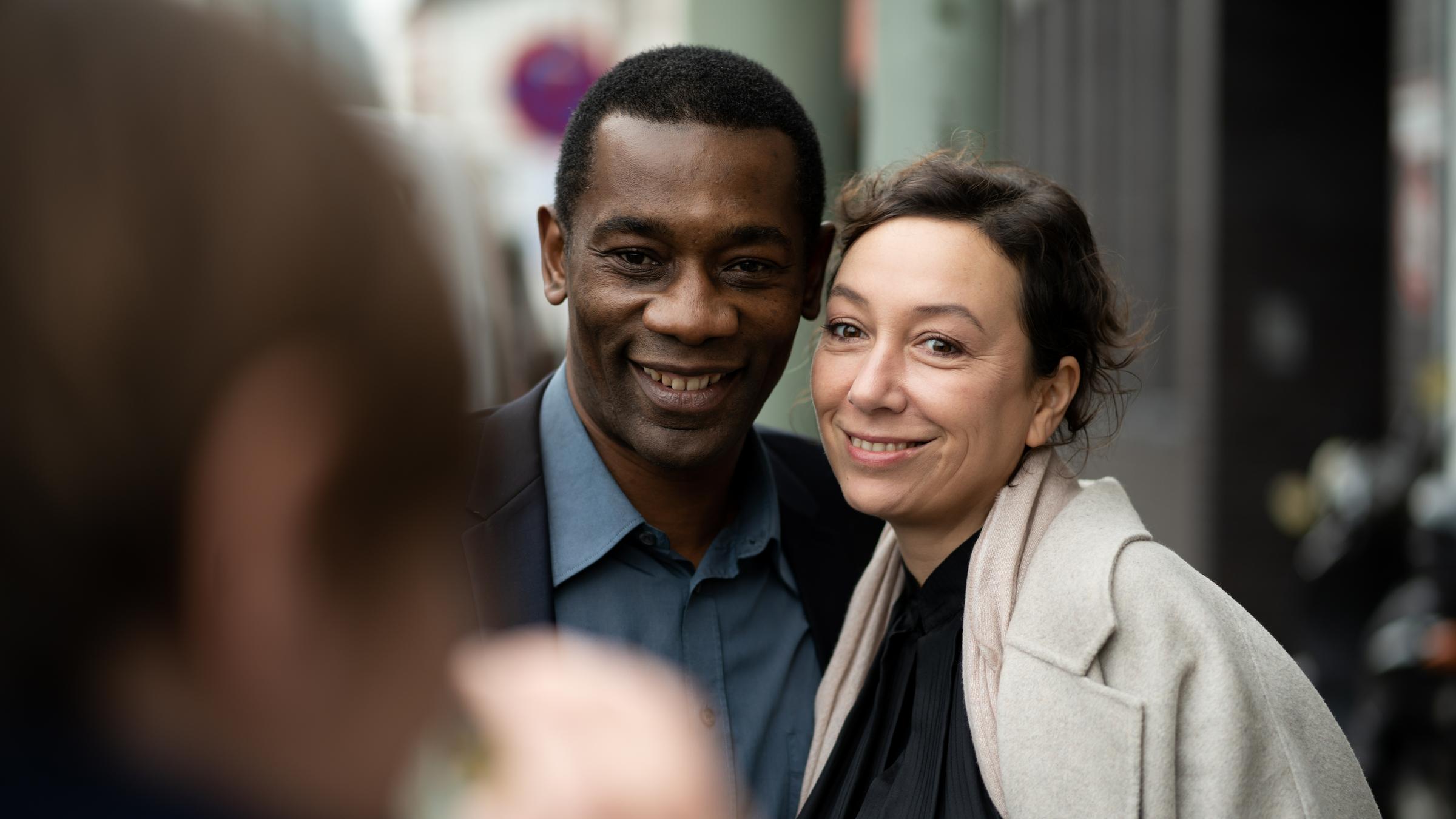 "Le Prince": Die beiden Hauptdarsteller Passi und Ursula Strauß stehen nebeneinander und lächeln in die Kamera