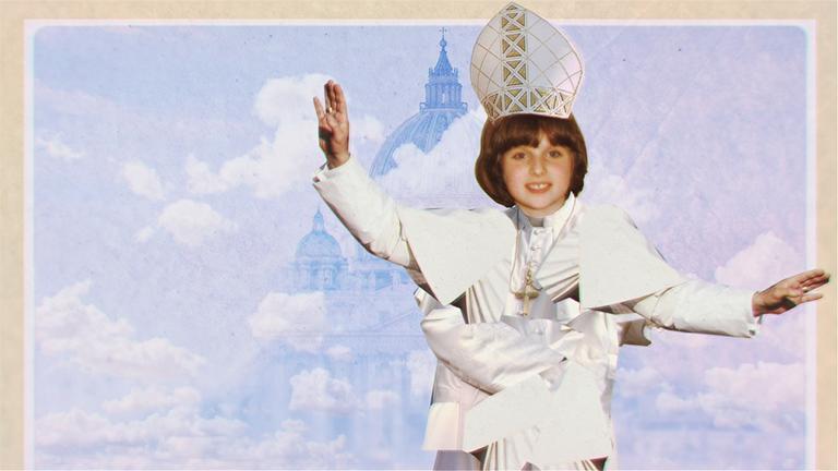 "Anima - Die Kleider meines Vaters": Regisseurin Uli Decker als Kind im Papstkostüm. Im Hintergrund lugt hinter Wolken der Petersdom hervor
