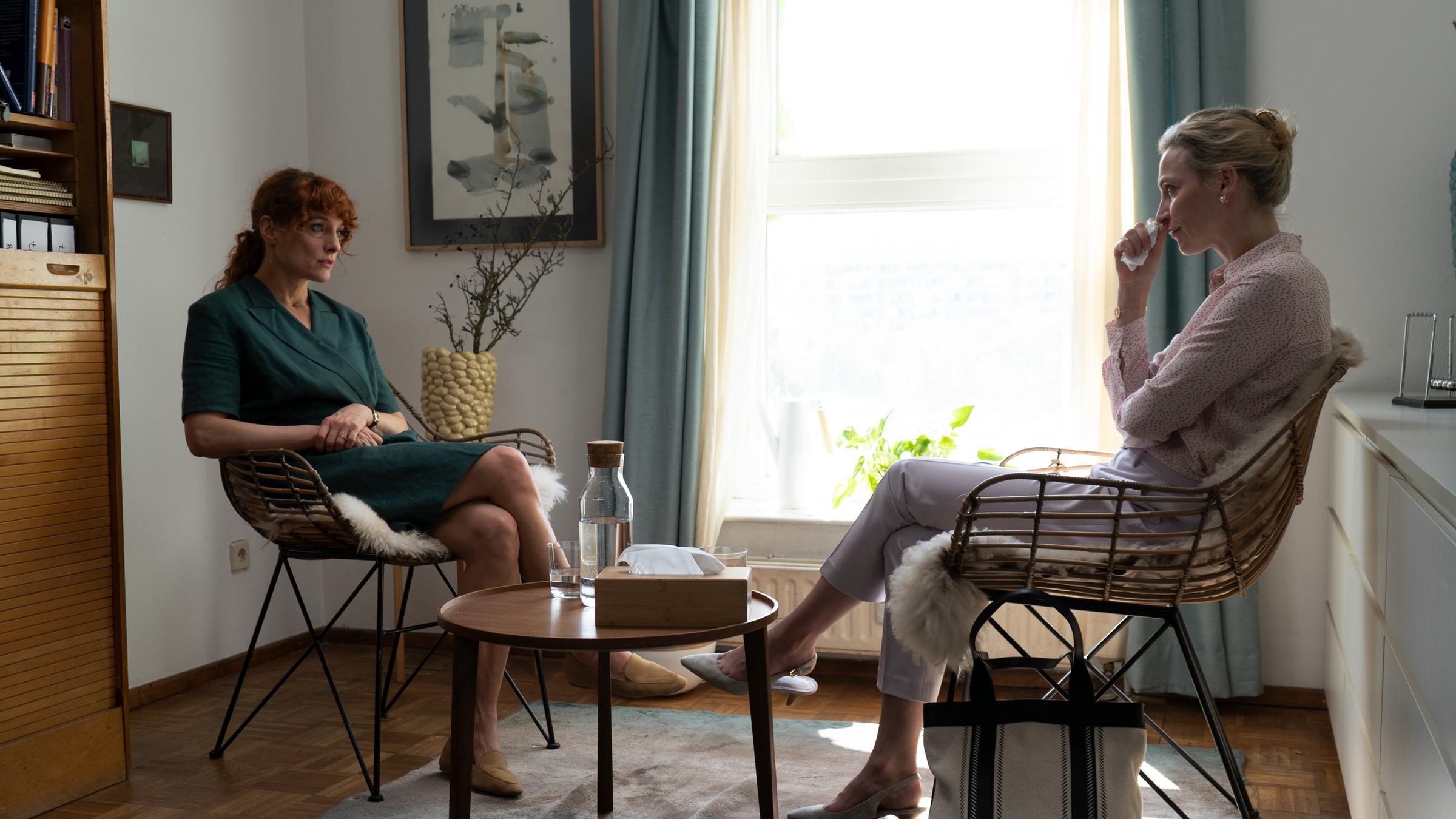 "Alle wollen geliebt werden": Von links: Psychotherapeutin Ina (Anne Ratte-Polle) sitzt Klientin Chernikova (Jana Klinge) im Therapiegespräch gegenüber