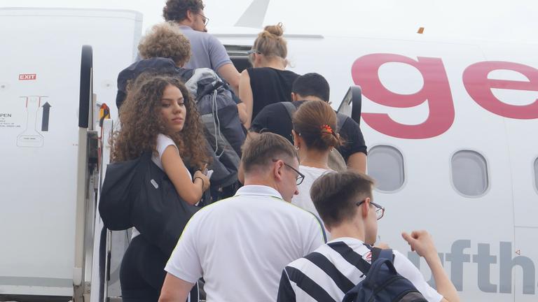 "Re: Das Attentat von Nizza (ARTE)": Schülerin Amal K. steigt in den Flieger nach Nizza. Sie steht zwischen ihren Mitschülern auf der Gangway und blickt sich um(Juli 2016)