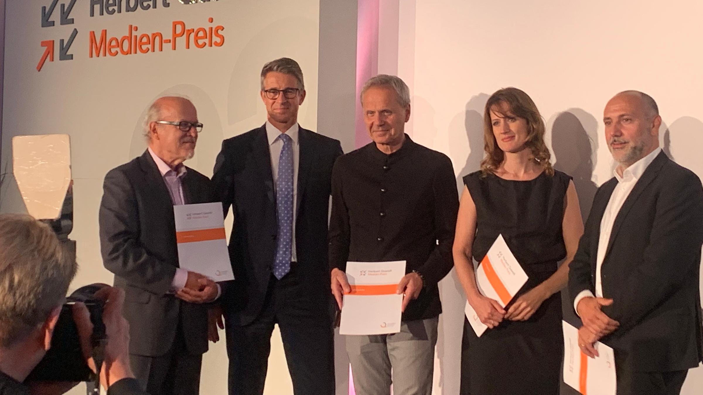Verleihung Herbert Quandt Medien-Preis 2022 am 23.6.2022 in Neu-Isenburg: Michael Schindhelm (3.v.re.) erhält den Herbert Quandt Medien-Preis 2022 für die ZDF/ARTE Ko-Produktion „Mit Lichtgeschwindigkeit zum Impfstoff“.