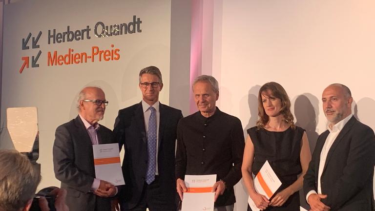 Verleihung Herbert Quandt Medien-Preis 2022 am 23.6.2022 in Neu-Isenburg: Michael Schindhelm (3.v.re.) erhält den Herbert Quandt Medien-Preis 2022 für die ZDF/ARTE Ko-Produktion „Mit Lichtgeschwindigkeit zum Impfstoff“.