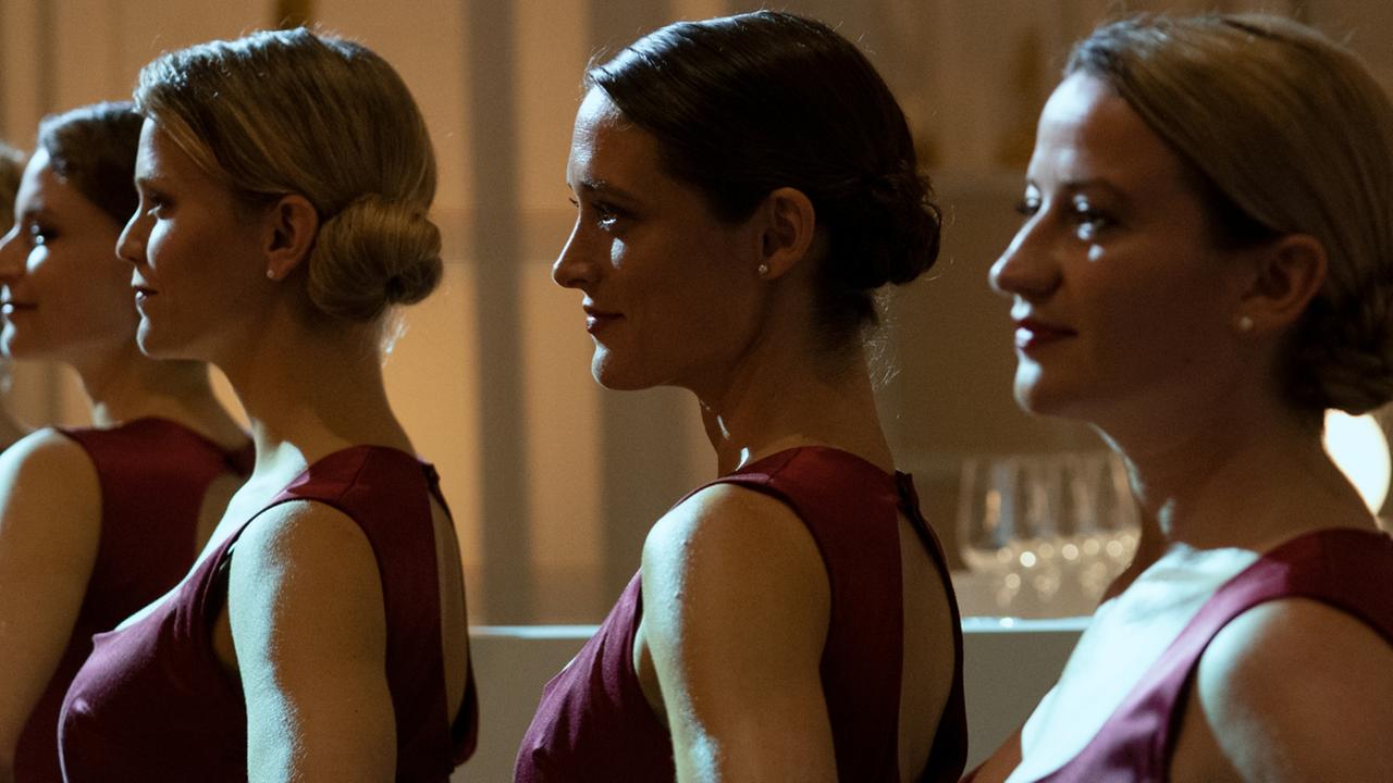 "So laut Du kannst": Kim (Friederike Becht)und Maja (Nina Gummich) arbeiten seit Jahren als Gastro-Hostessen.