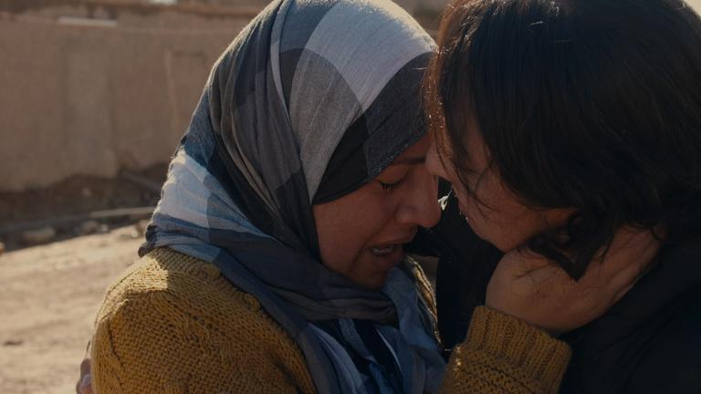 "Die Engel von Sinjar": Hanifa (r.) nimmt ihre befreite Schwester Hina in Empfang.