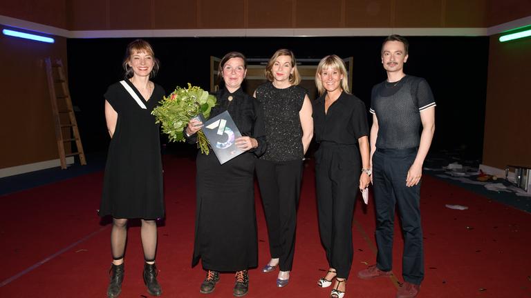 Verleihung 3sat-Preis beim Berliner Theatertreffen am 12. Mai 2022: v.l.n.r.: Yvonne Büdenhölzer (Leiterin Theatertreffen), Claudia Bauer (Regisseurin), Petra Paterno (Laudatorin/Jurymitglied), Natalie Müller-Elmau (3sat-Koordinatorin), Wolfgang Horn (Redakteur, HR Kultur Theater & Musik). Foto: Piero Chiussi, Theatertreffen