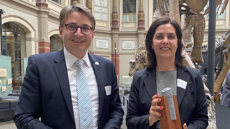 12. Deutscher Geologentag Berlin Mai 2002: Andreas Hagedorn, Vorsitzender BDG, und "Terra X"-Redaktionsleiterin Friederike Haedecke, die den Preis "Stein im Brett" in den Händen hält.