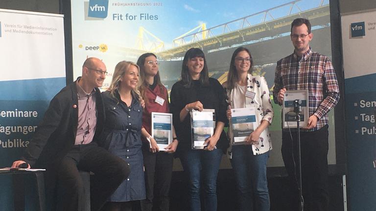 Verleihung Marianne-Englert-Preis in Dortmund (Frühjahrstagung der Medienarchivare, Mai 2022: Gruppenbild der Preisträger. Ganz rechts: ZDF-Trainee Till Wolf