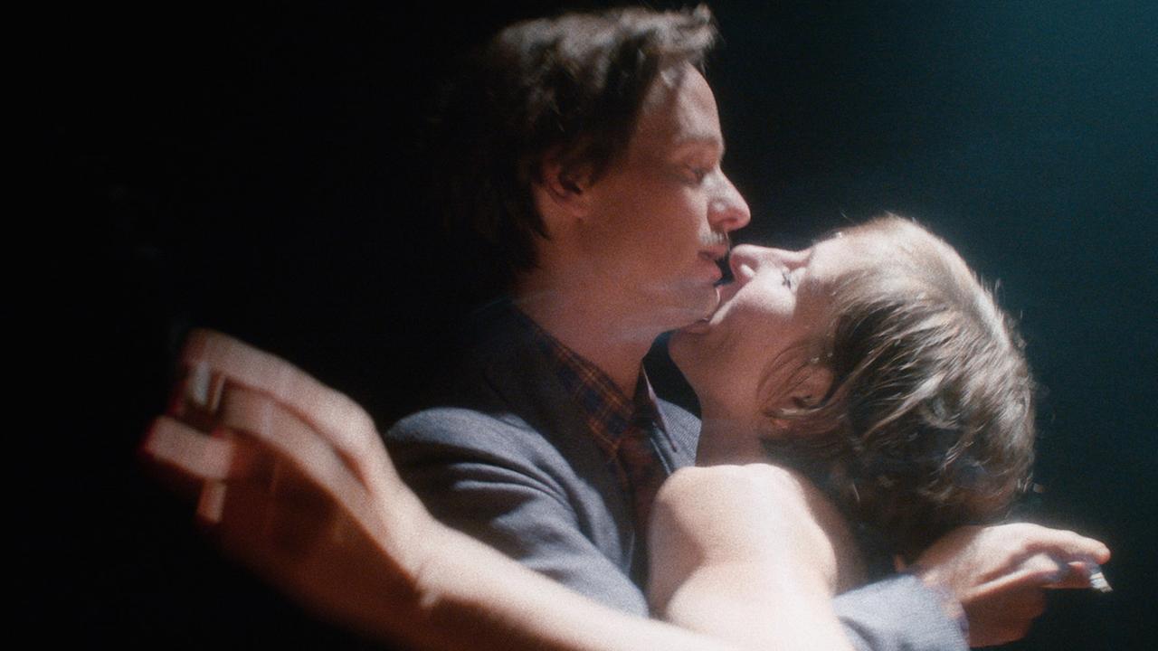 "Fabian oder der Gang vor die Hunde": Fabian (Tom Schilling, li.) und Irene Moll (Meret Becker, re.) tanzen engumschlungen.