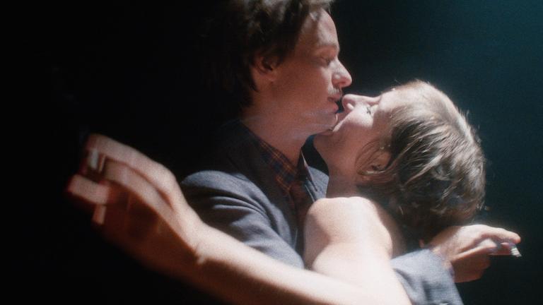 "Fabian oder der Gang vor die Hunde": Fabian (Tom Schilling, li.) und Irene Moll (Meret Becker, re.) tanzen engumschlungen.