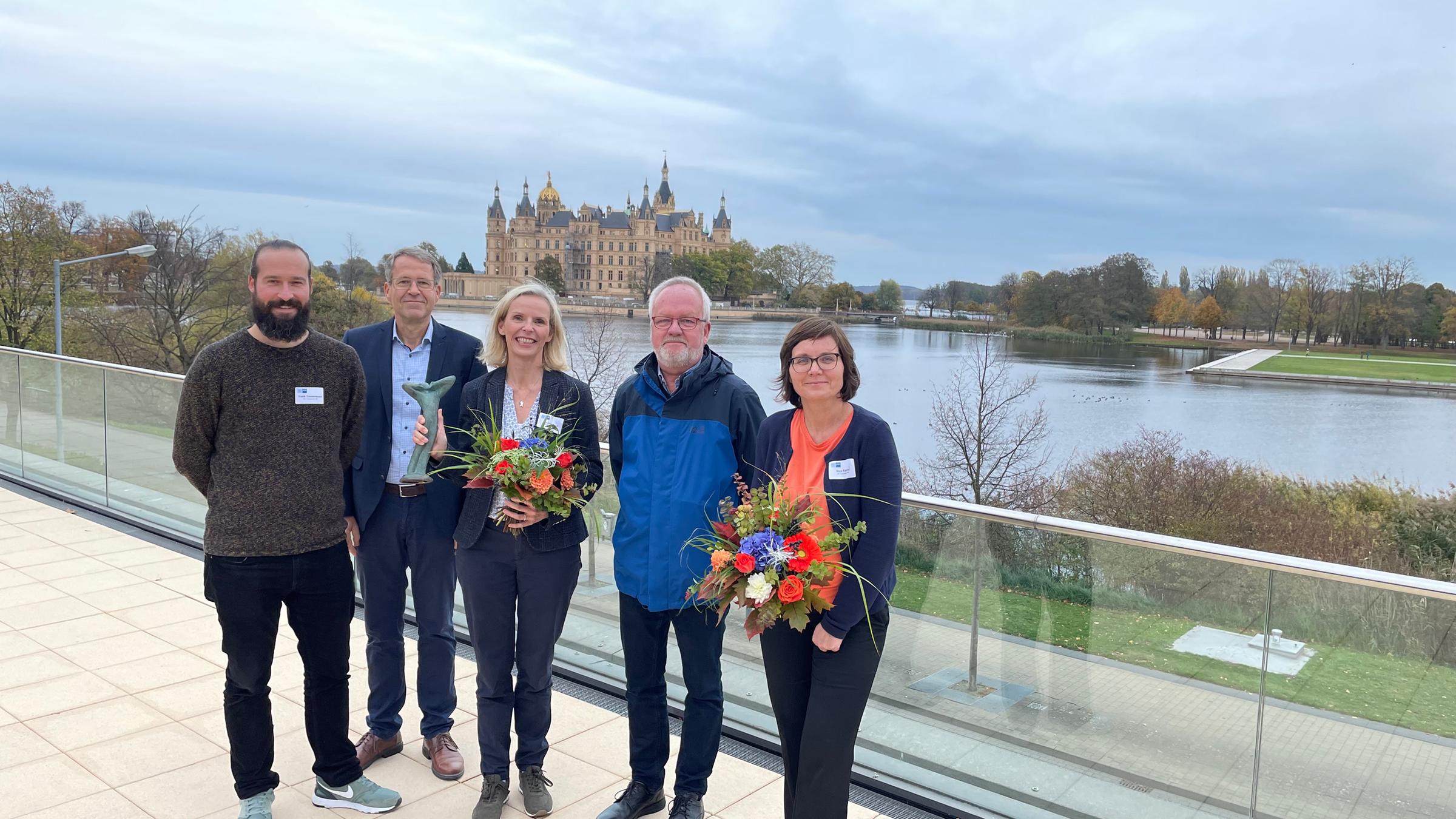 Landesstudio Mecklenburg-Vorpommern erhält Medienpreis Rufer: V.l.n.r. Cutter Frank Zimmermann, Studioleiter Bernd Mosebach, Preisträgerin Susanne Seidl, Kameramann Dirk Bethage, Preisträgerin Anja Kapinos. Im Hintergrund das Schweriner Schloss.