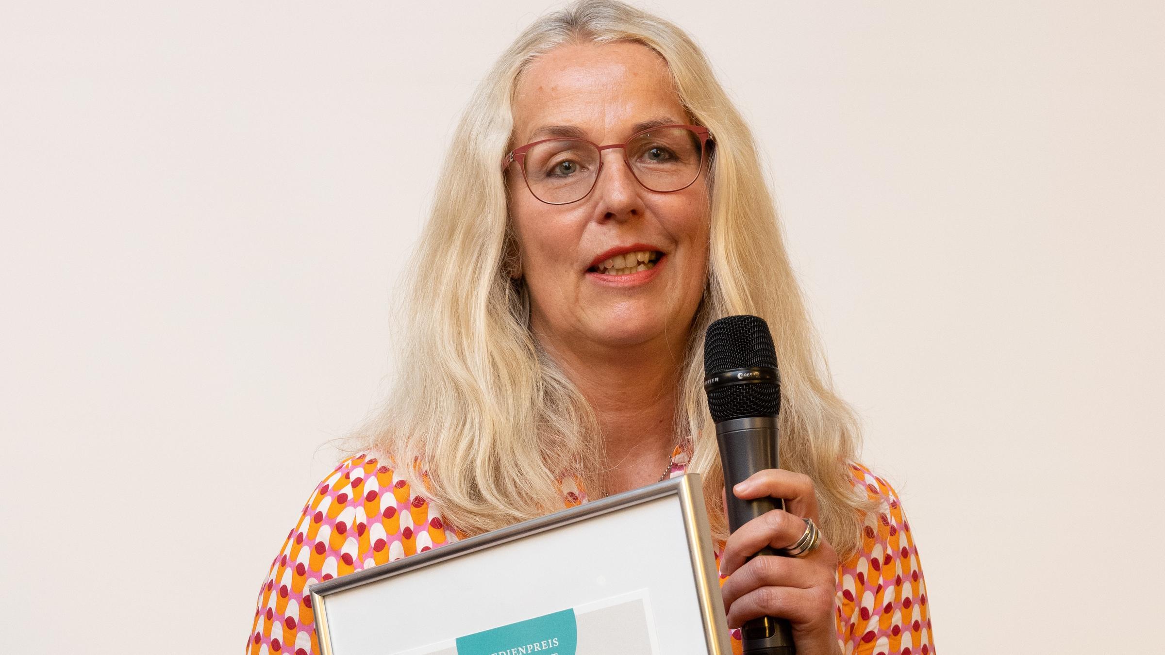 Verleihung IDH Medienpreis Gesundheit 2021 am 31.8.2022 in Kiel: Heike Kruse mit der Preisurkunde