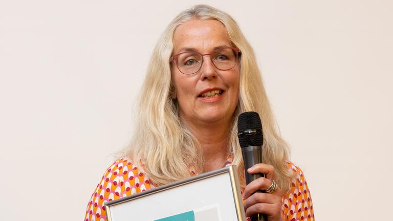 Verleihung IDH Medienpreis Gesundheit 2021 am 31.8.2022 in Kiel: Heike Kruse mit der Preisurkunde