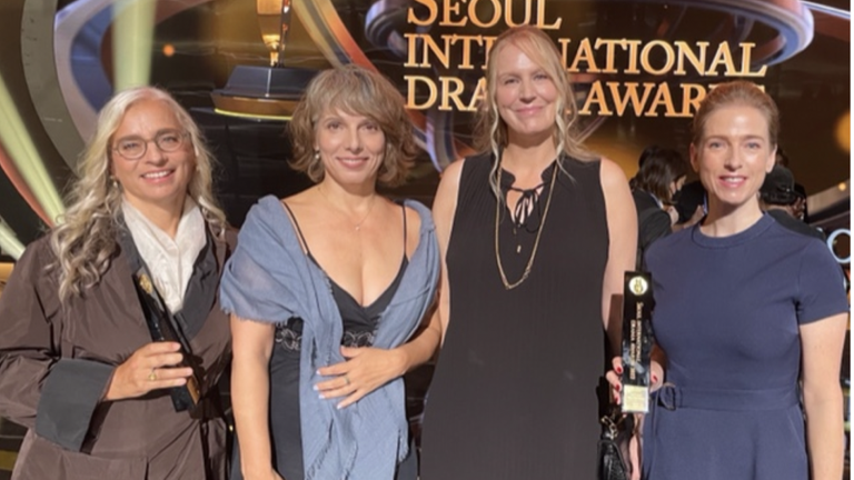 17. Seoul International Drama Awards (September 2022): Dorothee Schön (Autorin "Die Welt steht still"), Britta Stöckle (Autorin "Bring mich nach Hause"), Dr. Laelia Rösler (Medizinische Fachberaterin "Die Welt steht still"), Kim Fatheuer (Rowboat, Produzentin "Bring mich nach Hause"). Foto: Privat