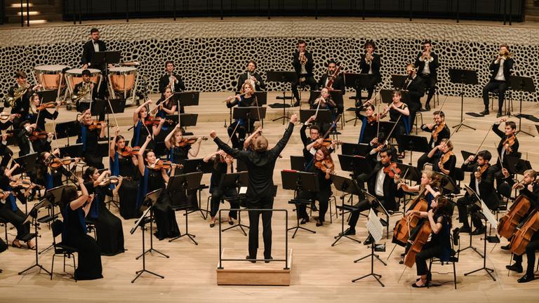 "Vivaldis (ungewisse) Vier Jahreszeiten – Open-Air auf der Insel Delos" (Arte): Das European Union Youth Orchestra in Hamburg.