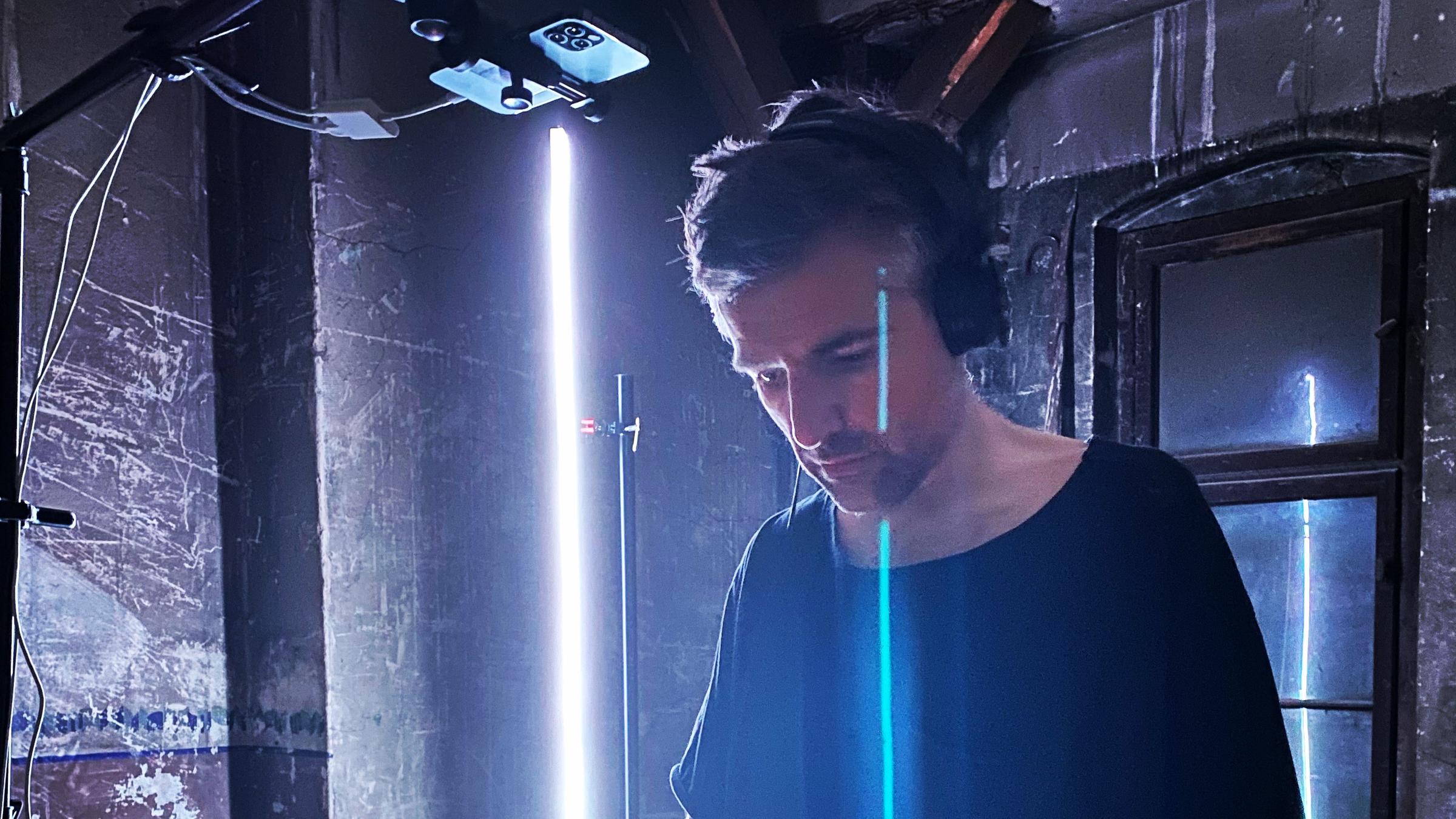 Agree to Disagree! (ARTE): Bertold Meyer als DJ an einem Mischpult