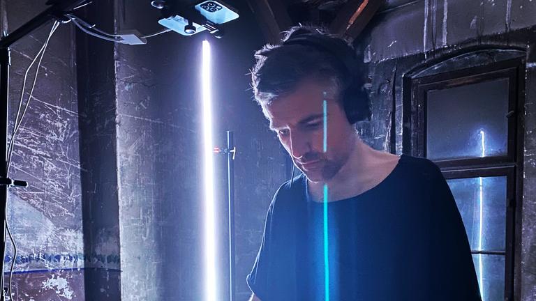 Agree to Disagree! (ARTE): Bertold Meyer als DJ an einem Mischpult