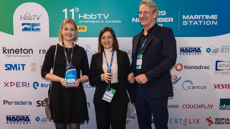 Verleihung "HbbTV Award" 28. November 2023 in Neapel: Katharina Schrenner (l.) (HR Digitale Medien)mit dem Preis