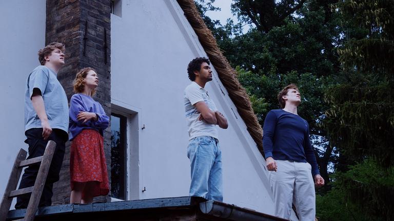 "Roter Himmel": (Thomas Schubert, l.), Nadja (Paula Beer), Felix (Langston Uibel, 2.v.r.) und Devid (Enno Trebs, r.) stehen auf einem Flachdach an ihrem Ferienhaus und beobachten die näher rückenden Waldbrände