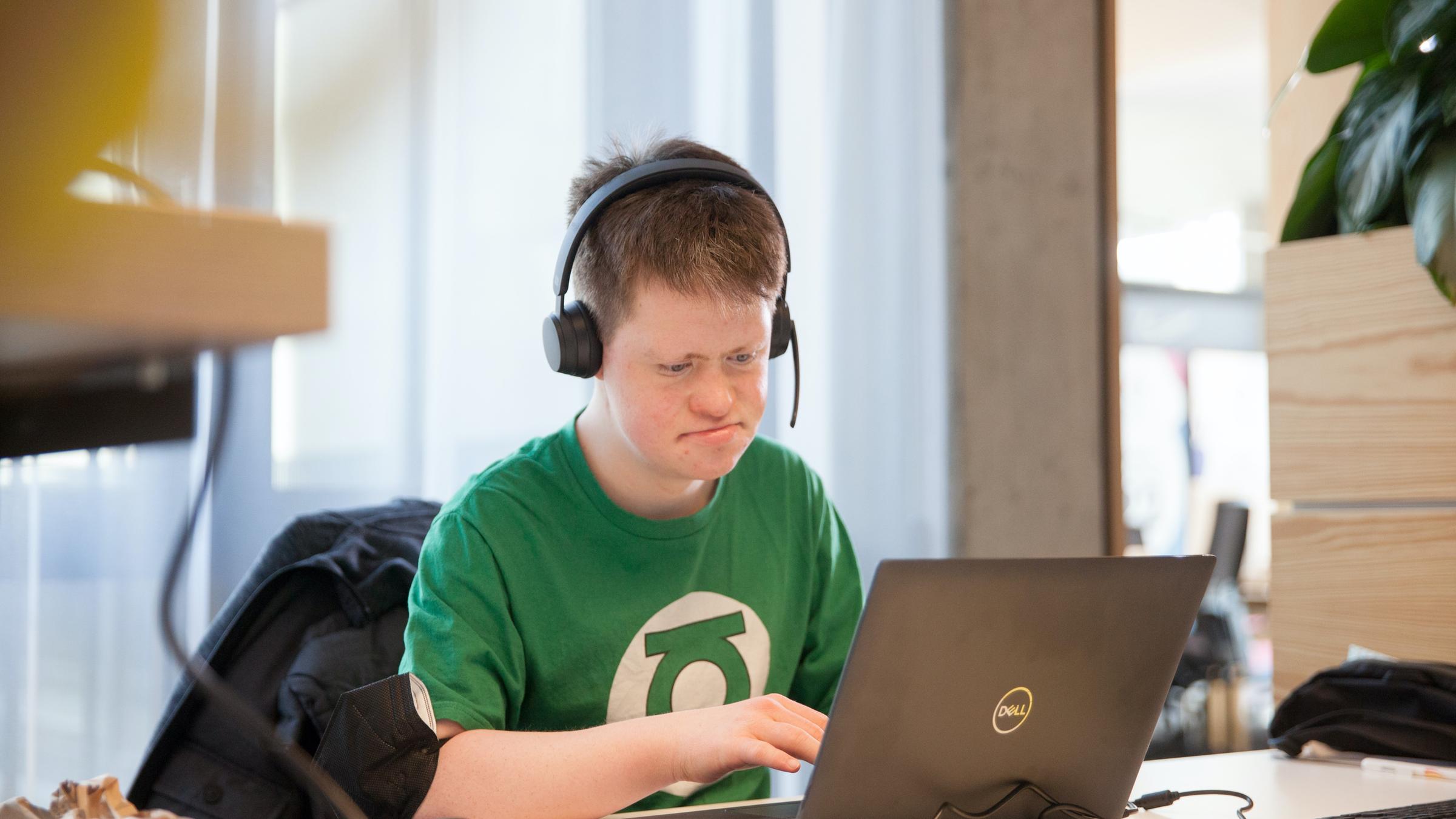 "einfach Mensch - Arthur Hackenthal: Wie klappt Inklusion im Beruf?": Arthur Hackenthal (23) an seinem Arbeitsplatz bei den Special Olympic World Games 2023