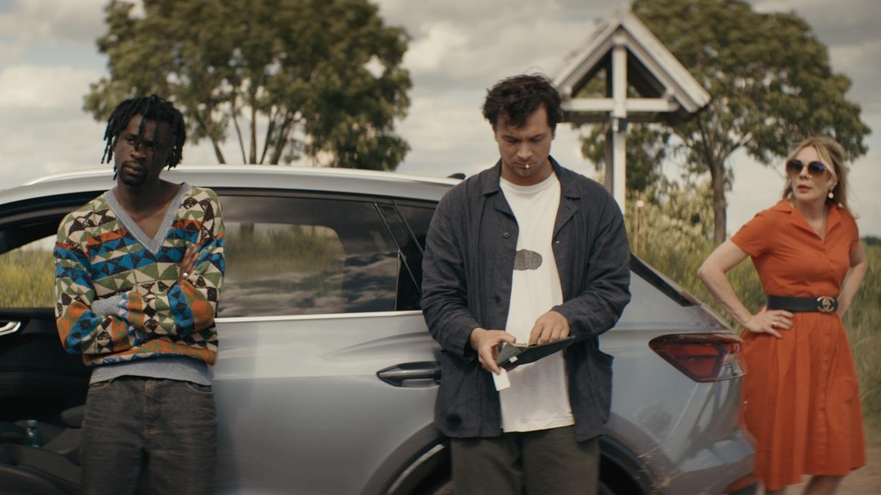  "More than strangers": George (Léo Daudin, 2.v.l.) verlangt von den Mitfahrern im Carsharing Auto, Julia (Julie Kieffer, 1.v.l.) Chris (Samuel Schneider, 2.v.r.) und Sophia (Smaragda Karydi, 1.v.r.), Verständnis für seine schwierige Situation.