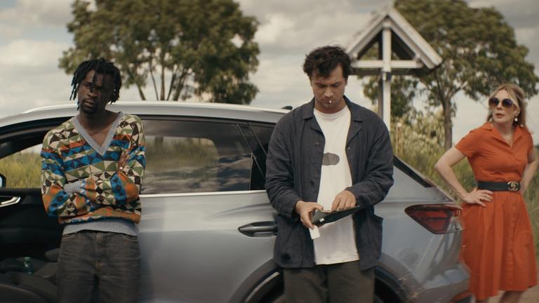  "More than strangers": George (Léo Daudin, 2.v.l.) verlangt von den Mitfahrern im Carsharing Auto, Julia (Julie Kieffer, 1.v.l.) Chris (Samuel Schneider, 2.v.r.) und Sophia (Smaragda Karydi, 1.v.r.), Verständnis für seine schwierige Situation.