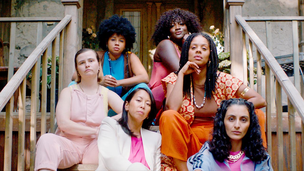 "Clashing differences": v.l.n.r.: Paula (Lisa Hrdina), Sus (Rabea Lüthi), Simone (Minh-Khai Phan-Thi), Kisha (Thelma Buabeng), Flora (Jane Chirwa), Çena (Şafak Şengül)