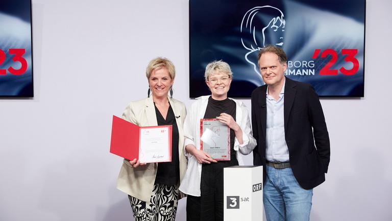 Verleihung 3sat-Preis 2023 in Klagenfurt: V.l.n.r. Karin Bernhard (ORF-Landesdirektorin), Laura Leupi (Preisträgerin), Thomas Stressle (Juror)