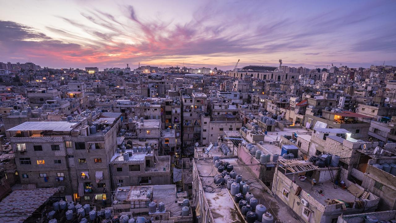 "Im Schatten von Beirut - Hoffen auf ein Wunder" (ARTE): Blick über die Dächer von Schatila in der Abenddämmerung