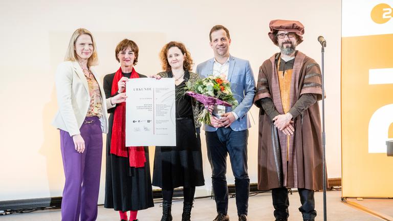 "Amtseinführung Mainzer Stadtschreiber 22.03.2024": Nadine Bilke, Marianne Grosse, Julia Schoch, Nino Haase, Darsteller Johannes Gutenberg