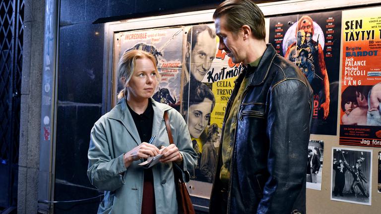 "Fallen Leaves" (ARTE): Ansa (Alma Pöysti, l.) und Holappa (Jussi Vatanen) tauschen nach ihrem ersten Date in einem Zombie Film Adressen. 