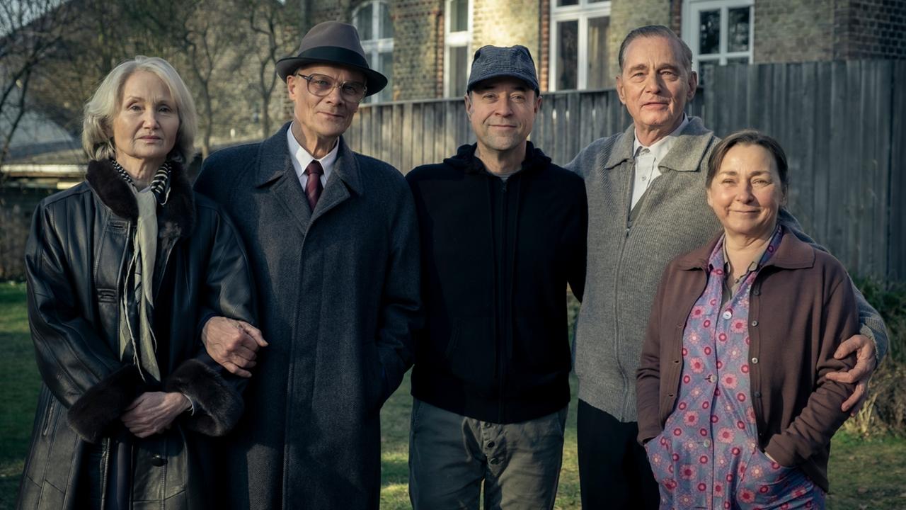 "Honecker und der Pastor" - Drehstart: Von links: Margot Honecker (Barbara Schnitzler), Erich Honecker (Edgar Selge), Jan Josef Liefers (Regisseur/Produzent), Uwe Holmer (Hans-Uwe Bauer), Sigrid Holmer (Steffi Kühnert)