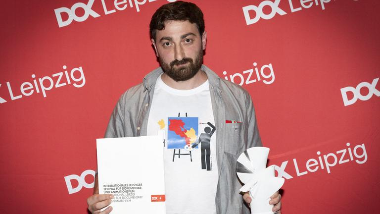 Hovhannes Ishkhanyan auf ddem DOK Leipzig mit dem von 3sat gestifteten Preis Silberne Taube 