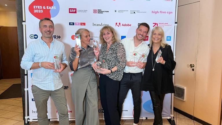 Verleihung Eyes & Ears Awards 2023. V.l.: Robertino Windisch, Ana Saup, Katrin Steffen, Felix Weitekamp, Sabine Ramseger-Kurz
