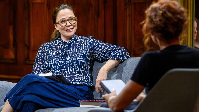  "Das Literarische Quartett" 15.09.2023: Thea Dorn schaut zu Juli Zeh.