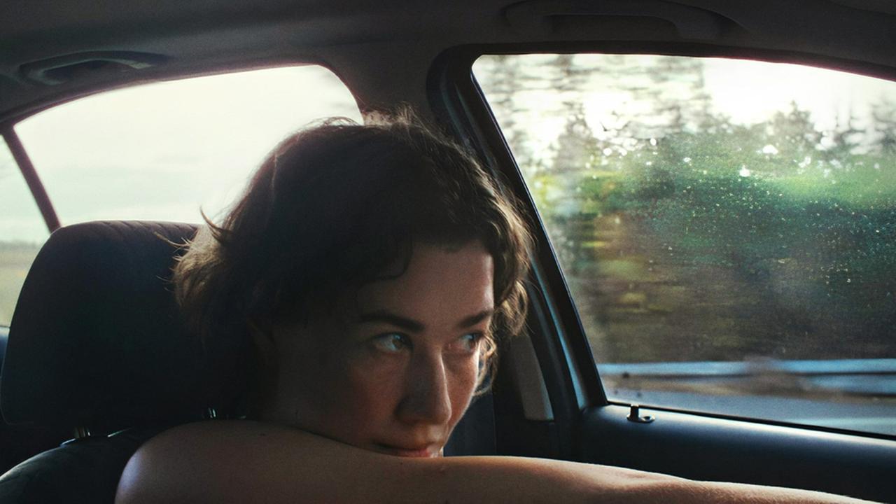 Palliativpflegerin Ivo (Mina Wündrich) sitzt am Steuer ihres Autos