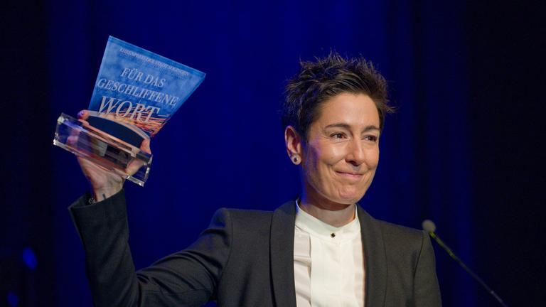 Dunja Hayali bei der Verleihung des Ehrenpreises der Stadt Solingen "Die Schärfste Klinge" mit dem Preis in der Hand. 