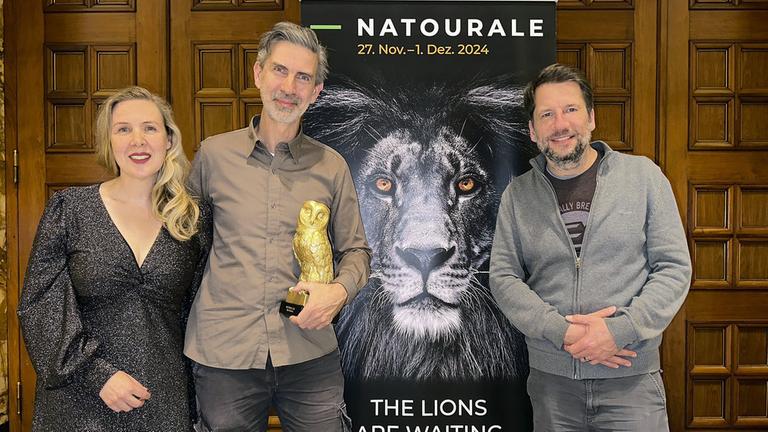 Natourale Filmfestival 2024 : Vl.n.r.: Kamerafrau Kerstin Luxenhofer, Kameramann Michael Habermehl (mit Preistrophäe) sowie Autor und Regisseur Axel Gomille wuden mit dem Preis für die "Beste Kamera" ausgezeichnet.