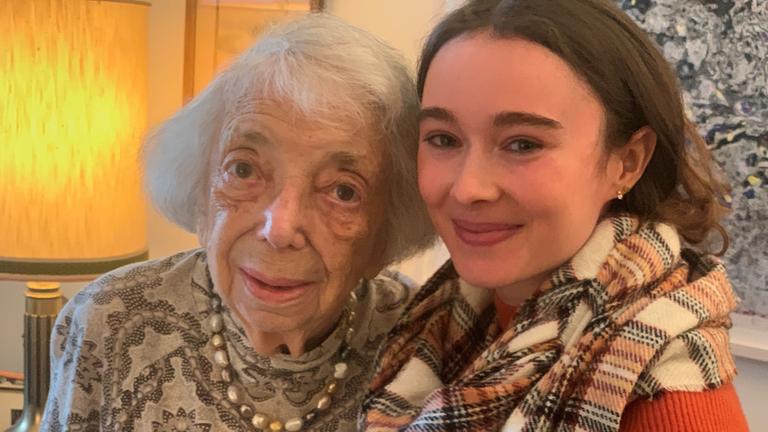 "Ich bin! Margot Friedländer": Die heute 103-jährige Holocaust-Überlebende Margot Friedländer (l.) mit Darstellerin Julia Anna Grob, die im Film die junge Margot spielt. 