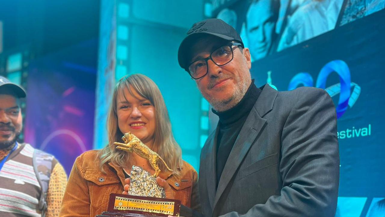 ZDF-/Arte-Koproduktion "Tarika" zweifach ausgezeichnet: Produzentin Veselka Kiryakova und Regisseur Milko Lazarov mit der Preistrophäe beim Internationalen Filmfestival von Kolkata (Dezember 2024)