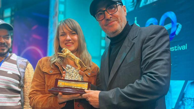 ZDF-/Arte-Koproduktion "Tarika" zweifach ausgezeichnet: Produzentin Veselka Kiryakova und Regisseur Milko Lazarov mit der Preistrophäe beim Internationalen Filmfestival von Kolkata (Dezember 2024)